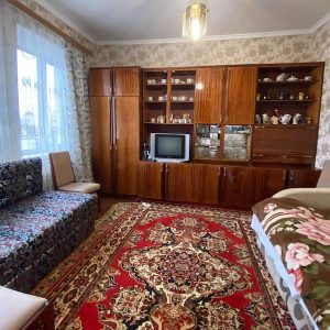 Марина з чоловіком вечеряли на кухні. Раптом, пролунав телефонний дзвінок. Дзвонила двоюрідна сестра Марини. – О, Віра дзвонить, – сказала жінка, глянувши на екран мобільного. Марина підняла слухавку, і вийшла у іншу кімнату порозмовляти. Повернулася вона за хвилин десять. Сергій одразу помітив, що дружина дуже збентежена. – Кохана, щось сталося? – захвилювався чоловік. – Навіть не знаю….Віра таке сказала, що не знаю, як і коментувати, – несподівано сказала жінка. – Ти про що? У твоєї сестри якісь проблеми? – поцікавився чоловік. Але Сергій навіть уявити не міг, що попросила сестра у Марини