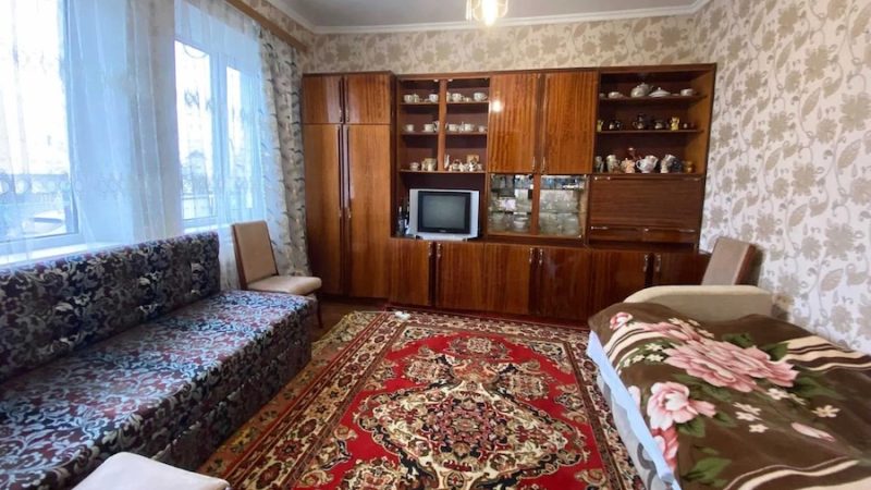 Марина з чоловіком вечеряли на кухні. Раптом, пролунав телефонний дзвінок. Дзвонила двоюрідна сестра Марини. – О, Віра дзвонить, – сказала жінка, глянувши на екран мобільного. Марина підняла слухавку, і вийшла у іншу кімнату порозмовляти. Повернулася вона за хвилин десять. Сергій одразу помітив, що дружина дуже збентежена. – Кохана, щось сталося? – захвилювався чоловік. – Навіть не знаю….Віра таке сказала, що не знаю, як і коментувати, – несподівано сказала жінка. – Ти про що? У твоєї сестри якісь проблеми? – поцікавився чоловік. Але Сергій навіть уявити не міг, що попросила сестра у Марини