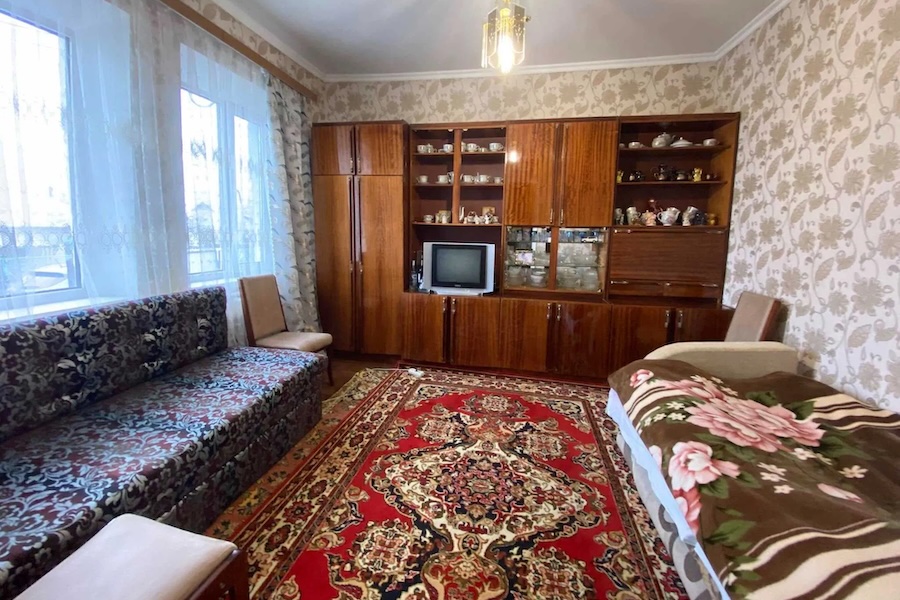 Марина з чоловіком вечеряли на кухні. Раптом, пролунав телефонний дзвінок. Дзвонила двоюрідна сестра Марини. – О, Віра дзвонить, – сказала жінка, глянувши на екран мобільного. Марина підняла слухавку, і вийшла у іншу кімнату порозмовляти. Повернулася вона за хвилин десять. Сергій одразу помітив, що дружина дуже збентежена. – Кохана, щось сталося? – захвилювався чоловік. – Навіть не знаю….Віра таке сказала, що не знаю, як і коментувати, – несподівано сказала жінка. – Ти про що? У твоєї сестри якісь проблеми? – поцікавився чоловік. Але Сергій навіть уявити не міг, що попросила сестра у Марини