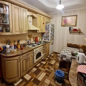 Дарина приготувала вечерю і покликала свекруху та чоловіка до столу. Коли всі повечеряли, Андрій пішов у кімнату, Дарина, як завжди взялася мити посуд. – Дарино, почекай зі своїм посудом, – раптом сказала Ніна Михайлівна, залишившись після вечері на кухні. – У мене до тебе є серйозна розмова! – І наскільки серйозна? Може, Андрія покликати? – запитала Дарина. – Ні, нехай він відпочиває. Це жіноча справа, – якось підозріло сказала свекруха. – Ну, тоді слухаю вас, – відповіла невістка і сіла поряд біля Ніни Михайлівни. Але Дарина навіть уявити не могла, що їй скаже свекруха