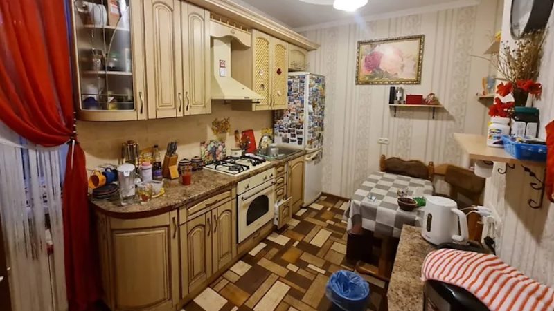 Дарина приготувала вечерю і покликала свекруху та чоловіка до столу. Коли всі повечеряли, Андрій пішов у кімнату, Дарина, як завжди взялася мити посуд. – Дарино, почекай зі своїм посудом, – раптом сказала Ніна Михайлівна, залишившись після вечері на кухні. – У мене до тебе є серйозна розмова! – І наскільки серйозна? Може, Андрія покликати? – запитала Дарина. – Ні, нехай він відпочиває. Це жіноча справа, – якось підозріло сказала свекруха. – Ну, тоді слухаю вас, – відповіла невістка і сіла поряд біля Ніни Михайлівни. Але Дарина навіть уявити не могла, що їй скаже свекруха