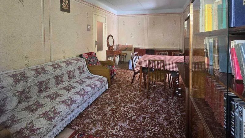 Дмитро був на роботі, коли йому зателефонувала дружина. – Дмитро, у тебе обід буде? Я приїду в кафе навпроти твого офісу. Нам треба терміново поговорити! – одразу сказала Марина. – Андрій знову щось накоїв? Жодного спокою немає від цього хлопчика! – припустив чоловік. – Ні, ні, Діма. Андрій нічого не накоїв. Я маю інший привід для розмови, – якось підозріло продовжила Марина. – Ти мене зацікавила, звичайно! Не чекай обіду, приїжджай, я спущусь у кафе, – додав чоловік, і закінчив виклик. Але Дмитро навіть уявити не міг, яку несподівану новину зібралася повідомити йому дружина
