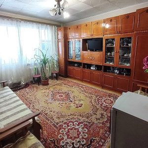 Віра збиралася на роботу, настрій був поганий. І щоб хоч якось покращити настрій, Віра вирішила вдягнути нові сережки, які подарував їй Ігор. – Хоч похвалюсь, – усміхулася сама собі жінка і вирушила на роботу. Під час обідньої перерви, колеги Віри одразу побачили обновку. – Звідки така краса? – запитала Марія. – Ігор подарував, – кокетливо промовила вона. Незабаром підійшла інша колега, Ганна, і Віра чекала від неї реакцію. – Привіт, – сказала Ганна. – Звідки у тебе мої сережки?! – В сенсі твої? Мені їх подарував чоловік! – Віра здивовано дивилася на Ганну, не розуміючи, що відбувається