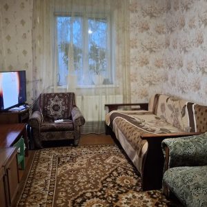 Валентина варила на кухні суп. Ось-ось їй мають привезти онука. Пролунав дзвінок у двері. На порозі стояла невістка Ірина та онук Олежик. – Доброго дня, Валентино Сергіївно, ми до вас, – усміхнулася невістка. – Проходьте, я вже зачекалася, – відповіла жінка. – Я поспішаю на роботу! Ось візьміть, тут речі Олега. У вечері, його заберемо, – сказала Ірина, передала Валентині рюкзак сина і поспішила піти. Валентина провела внука в кімнату, ввімкнула мультики. – Зараз я розберу твої речі, і будемо обідати, – сказала вона онуку. Валентина Сергіївна взяла рюкзак, який дала невістка, відкрила його і остовпіла від побаченого