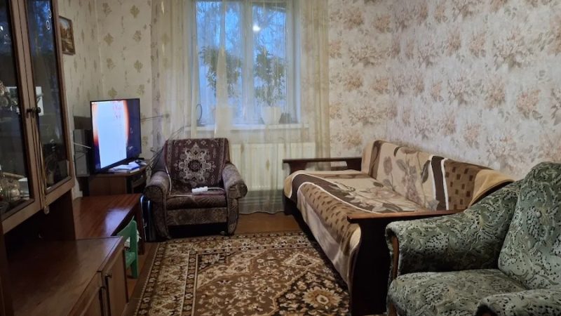 Валентина варила на кухні суп. Ось-ось їй мають привезти онука. Пролунав дзвінок у двері. На порозі стояла невістка Ірина та онук Олежик. – Доброго дня, Валентино Сергіївно, ми до вас, – усміхнулася невістка. – Проходьте, я вже зачекалася, – відповіла жінка. – Я поспішаю на роботу! Ось візьміть, тут речі Олега. У вечері, його заберемо, – сказала Ірина, передала Валентині рюкзак сина і поспішила піти. Валентина провела внука в кімнату, ввімкнула мультики. – Зараз я розберу твої речі, і будемо обідати, – сказала вона онуку. Валентина Сергіївна взяла рюкзак, який дала невістка, відкрила його і остовпіла від побаченого