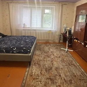 Агата давно здогадувалася, що її чоловік Максим їй зраджує. Але він був обережний і хитрий, тож жінка почала сумніватися у своїх підозрах. Але, як кажуть: «Скільки мотузочці не витися…». Якось Агата повернулася від матері з села раніше аніж зазвичай. Вона відчинила двері в квартиру, а там… Музика й веселощі! Агата пройшла в кімнату і побачила все у всій красі – свого Максима і молоду дівчину! Вони навіть і не помічали, що вона стоїть у дверях… – Ой, Максику, – ахнула дівчина і чоловік зустрівся поглядом з дружиною. – Агато?! Ти наче ж завтра мала бути… – пробурмотів він. Агата аж побіліла від такої картини