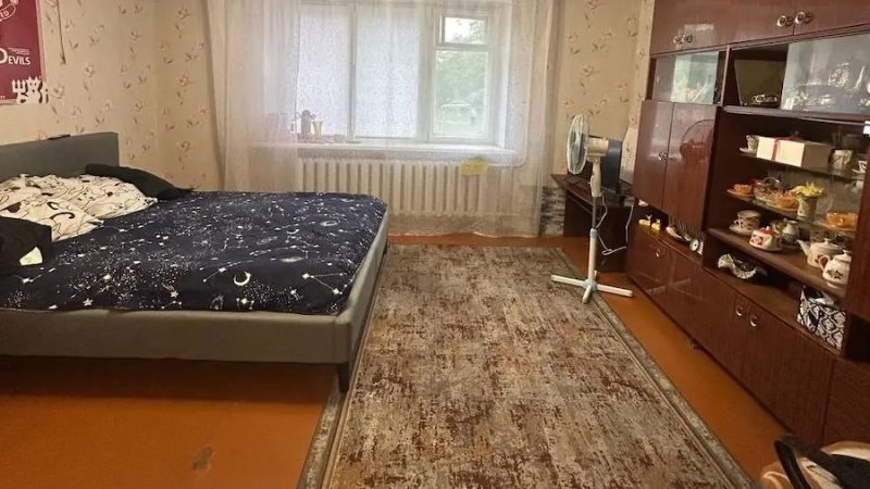 Агата давно здогадувалася, що її чоловік Максим їй зраджує. Але він був обережний і хитрий, тож жінка почала сумніватися у своїх підозрах. Але, як кажуть: «Скільки мотузочці не витися…». Якось Агата повернулася від матері з села раніше аніж зазвичай. Вона відчинила двері в квартиру, а там… Музика й веселощі! Агата пройшла в кімнату і побачила все у всій красі – свого Максима і молоду дівчину! Вони навіть і не помічали, що вона стоїть у дверях… – Ой, Максику, – ахнула дівчина і чоловік зустрівся поглядом з дружиною. – Агато?! Ти наче ж завтра мала бути… – пробурмотів він. Агата аж побіліла від такої картини