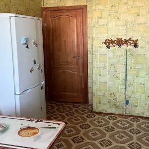 Людмила повернулася додому за північ. Квартира зустріла її незвичною тишею. Син давно жив окремо, а чоловіка вдома не було… На журнальному столику лежала записка: «Затримуюсь на нараді. Вечеря в мікрохвильовці. Цілую, Володя…» Людмила зім’яла її і кинула у відро для сміття. Володимир повернувся близько першої ночі. Людмила сиділа на кухні. Клацнув замок, у коридорі почувся шурхіт одягу. – Люда? – здивувався чоловік. – Ти чому не спиш? Володимир став у дверях кухні. – Як пройшла нарада? – спитала тихо Людмила. – Нормально… – відповів чоловік. – Втомився тільки… – У ресторані добре посиділи з Мариною? – раптом запитала Людмила. Володимир застиг із відкритими дверцятами холодильника