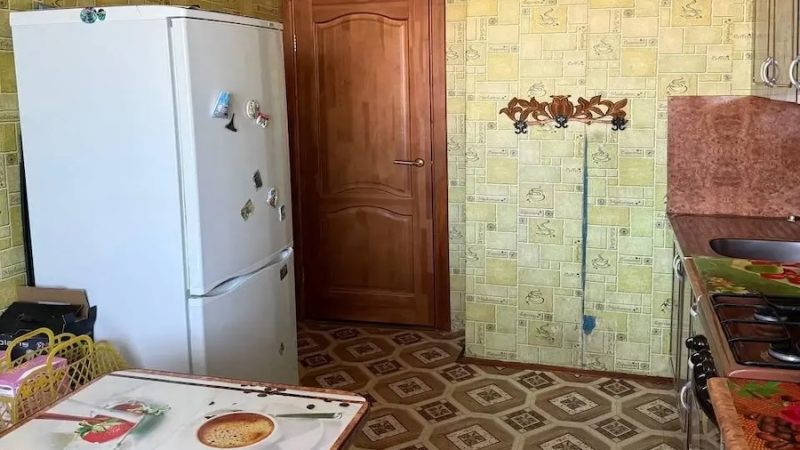 Людмила повернулася додому за північ. Квартира зустріла її незвичною тишею. Син давно жив окремо, а чоловіка вдома не було… На журнальному столику лежала записка: «Затримуюсь на нараді. Вечеря в мікрохвильовці. Цілую, Володя…» Людмила зім’яла її і кинула у відро для сміття. Володимир повернувся близько першої ночі. Людмила сиділа на кухні. Клацнув замок, у коридорі почувся шурхіт одягу. – Люда? – здивувався чоловік. – Ти чому не спиш? Володимир став у дверях кухні. – Як пройшла нарада? – спитала тихо Людмила. – Нормально… – відповів чоловік. – Втомився тільки… – У ресторані добре посиділи з Мариною? – раптом запитала Людмила. Володимир застиг із відкритими дверцятами холодильника