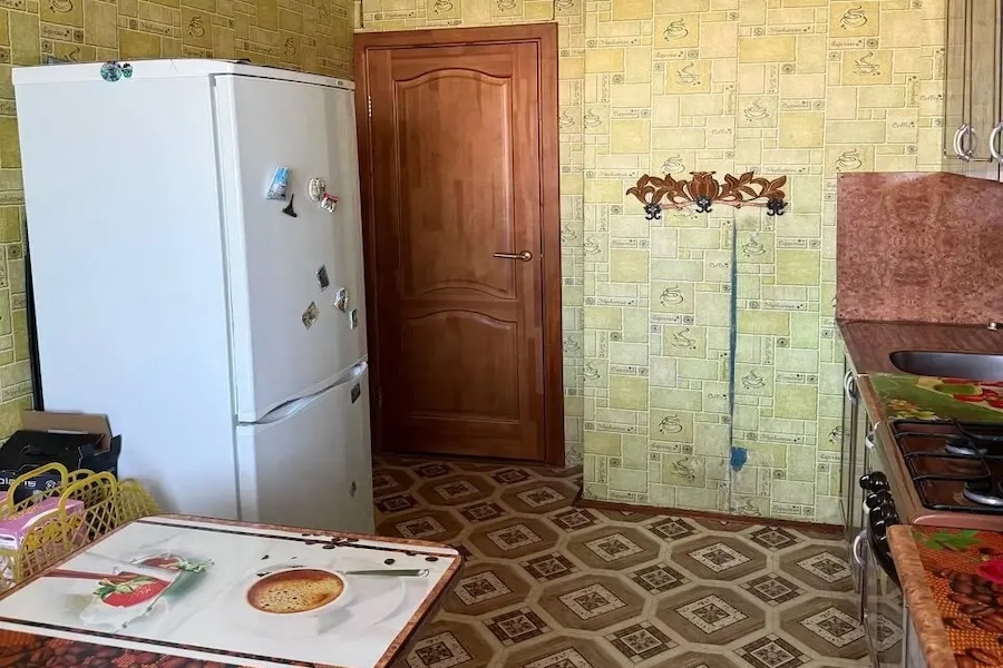 Людмила повернулася додому за північ. Квартира зустріла її незвичною тишею. Син давно жив окремо, а чоловіка вдома не було… На журнальному столику лежала записка: «Затримуюсь на нараді. Вечеря в мікрохвильовці. Цілую, Володя…» Людмила зім’яла її і кинула у відро для сміття. Володимир повернувся близько першої ночі. Людмила сиділа на кухні. Клацнув замок, у коридорі почувся шурхіт одягу. – Люда? – здивувався чоловік. – Ти чому не спиш? Володимир став у дверях кухні. – Як пройшла нарада? – спитала тихо Людмила. – Нормально… – відповів чоловік. – Втомився тільки… – У ресторані добре посиділи з Мариною? – раптом запитала Людмила. Володимир застиг із відкритими дверцятами холодильника