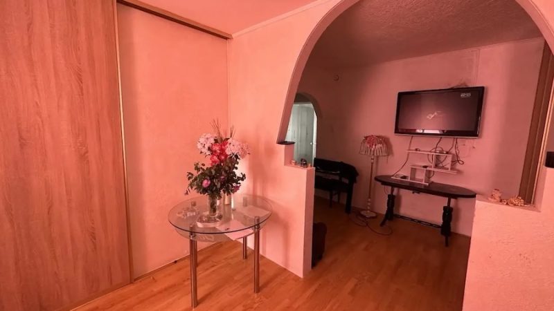 Ірина вирішила серйозно поговорити з чоловіком Борисом. Вона подзвонила йому в обід і запитала: – Ти можеш повернутися додому раніше? – А що сталося? – здивувався той. – Нічого, нам треба поговорити, – сказала Ірина. – Ну, я не можу прийти раніше, – відповів Борис. – Може, тоді зустрінемося в кафе на обід? – запропонувала жінка. – Ну давай… – погодився той… Ірина сиділа в кафе. Борис запізнювався. Ірина подзвонила йому, але той не взяв слухавку. Минуло пів години. Бориса не було. Ірина вже збиралася йти. Але раптом він подзвонив. – Ну де ти?! – нетерпляче відповіла Ірина і тут же ж побіліла від почутого