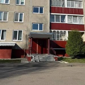 Денис відірвав від зошита листок, ще раз глянув на свою знайому Марію і написав: «Марійко, ти мені подобаєшся!» Він подумав і додав: «Дуже!» Як підійти до Марії і віддати записку, Денис уявлення не мав. Але потім раптом набрався сміливості. Він вирішив зробити все сам. – Марійко? – гукнув Денис дівчину. Вона обернулася в його бік. – На ось! – сказав Денис. – Прочитай на дозвіллі! Він простягнув записку і швидко пішов геть. – Денисе, почекай! – раптом гукнула його Марія. Він застиг на місці, не наважуючись обернутися
