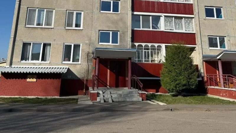 Денис відірвав від зошита листок, ще раз глянув на свою знайому Марію і написав: «Марійко, ти мені подобаєшся!» Він подумав і додав: «Дуже!» Як підійти до Марії і віддати записку, Денис уявлення не мав. Але потім раптом набрався сміливості. Він вирішив зробити все сам. – Марійко? – гукнув Денис дівчину. Вона обернулася в його бік. – На ось! – сказав Денис. – Прочитай на дозвіллі! Він простягнув записку і швидко пішов геть. – Денисе, почекай! – раптом гукнула його Марія. Він застиг на місці, не наважуючись обернутися