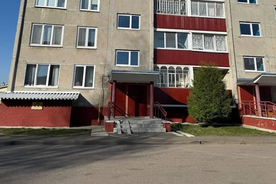 Денис відірвав від зошита листок, ще раз глянув на свою знайому Марію і написав: «Марійко, ти мені подобаєшся!» Він подумав і додав: «Дуже!» Як підійти до Марії і віддати записку, Денис уявлення не мав. Але потім раптом набрався сміливості. Він вирішив зробити все сам. – Марійко? – гукнув Денис дівчину. Вона обернулася в його бік. – На ось! – сказав Денис. – Прочитай на дозвіллі! Він простягнув записку і швидко пішов геть. – Денисе, почекай! – раптом гукнула його Марія. Він застиг на місці, не наважуючись обернутися