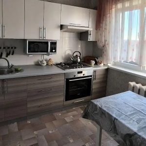 Після роботи В’ячеслав заїхав у магазин, щоб купити подарунок батькові. У нього через тиждень мав бути ювілей – шістдесят п’ять років. Нічого не вибравши, він пішов до виходу. Попереду йшла якась жінка у зеленому брючному костюмі. В’ячеслав не зводив очей з її гарної жіночної фігури, вдихав ледь вловимий запах тонких приємних парфумів. – Ох, яка жінка! – подумав він. Вона зупинилася і почала щось шукати в сумочці. В’ячеслав обійшов її й пішов далі, але раптом зупинився. Йому захотілося дізнатися, чи красиве її обличчя. Жінка підвела очі. Вʼячеслав аж побілів від побаченого