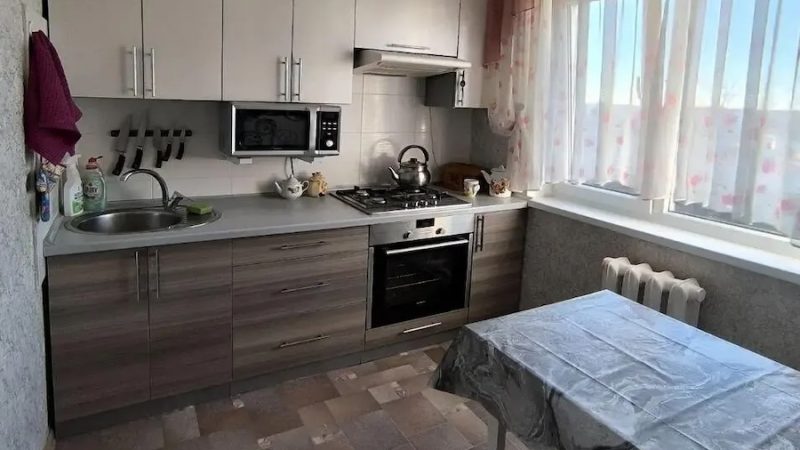 Після роботи В’ячеслав заїхав у магазин, щоб купити подарунок батькові. У нього через тиждень мав бути ювілей – шістдесят п’ять років. Нічого не вибравши, він пішов до виходу. Попереду йшла якась жінка у зеленому брючному костюмі. В’ячеслав не зводив очей з її гарної жіночної фігури, вдихав ледь вловимий запах тонких приємних парфумів. – Ох, яка жінка! – подумав він. Вона зупинилася і почала щось шукати в сумочці. В’ячеслав обійшов її й пішов далі, але раптом зупинився. Йому захотілося дізнатися, чи красиве її обличчя. Жінка підвела очі. Вʼячеслав аж побілів від побаченого