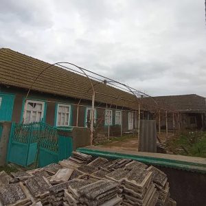 Ганна приїхала в старий будинок бабусі. Мама попросила, навести там порядок, перед продажем хати. Ганна протерла пил, помила підлогу, вікна, і взялася розбирати старі речі бабусі. Вона акуратно перебрала одяг бабусі, деякі речі залишила собі на згадку. Раптом, на нижній полиці шафи Ганна помітила якусь стару, металеву, коробку з під печива. – А це ще що таке? – здивувалася вона. Жінка витягнула її, відкрила і побачила в коробці якісь пожовклі листи. Ганна взяла один з листів, обережно відкрила його, прочитала і…ахнула від прочитаного