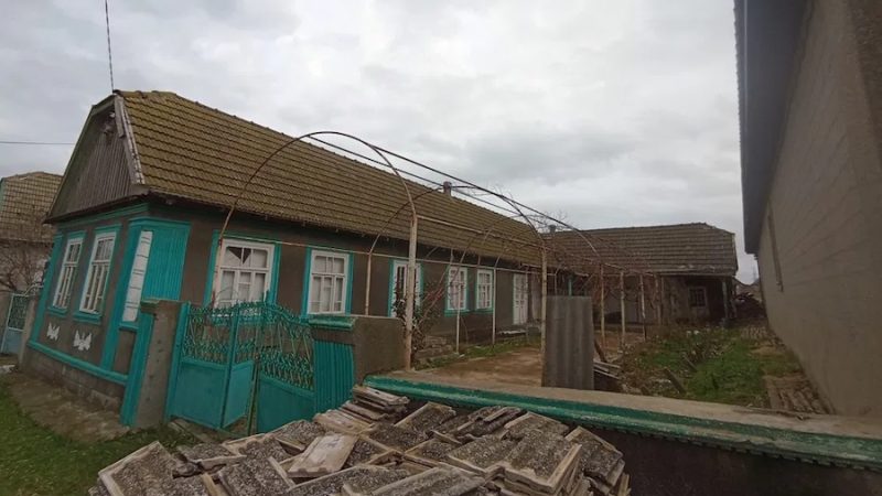 Ганна приїхала в старий будинок бабусі. Мама попросила, навести там порядок, перед продажем хати. Ганна протерла пил, помила підлогу, вікна, і взялася розбирати старі речі бабусі. Вона акуратно перебрала одяг бабусі, деякі речі залишила собі на згадку. Раптом, на нижній полиці шафи Ганна помітила якусь стару, металеву, коробку з під печива. – А це ще що таке? – здивувалася вона. Жінка витягнула її, відкрила і побачила в коробці якісь пожовклі листи. Ганна взяла один з листів, обережно відкрила його, прочитала і…ахнула від прочитаного