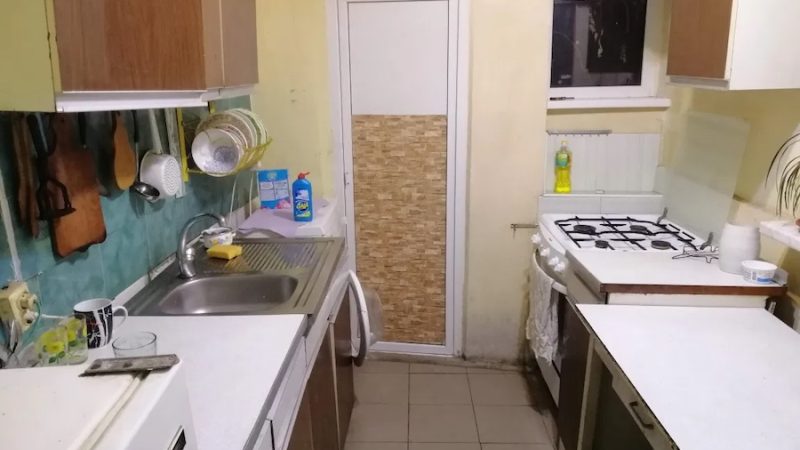 Соня приготувала сніданок, і гукнула чоловіка до столу. Олег прийшов на кухню, сів за стіл, і взявся уплітати омлет. – Коханий, я цієї суботи йду! – раптом сказала дружина. – Куди це? – чоловік підвів очі на Соню. – Зустрітися з подругами, – якось підозріло додала жінка. – З якими подругами? – хмикнув він. – У тебе ж в цьому місті нікого нема! – Так, після переїзду у мене тут нікого не було. Але зараз з’явилося декілька подруг, – пояснила Соня. – Цікаво, і що це за подруги? – поцікавився чоловік, але Олег навіть уявити не міг, що задумала його дружина
