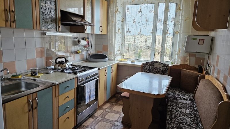 Марина, біля раковини, мила чашки. Її чоловік сидів за кухонним столом і вечеряв. Раптом, на телефон Андрія, пролунав телефонний дзвінок. – О, мама дзвонить, – сказав він, глянувши на екран і підняв слухавку.  – Привіт, мамо, – втомлено сказав Андрій. – Щось сталося? Раїса Вікторівна почала щось активно пояснювати сину. Андрій мовчки слухав матір і лише зрідка поглядав на дружину. Динамік на телефоні чоловіка був доволі гучний, і Марина, краєм вуха, почала вловлювати слова, які говорить свекруха. Марина прислухалася до розмови Раїси Вікторівни і… ахнула від почутого