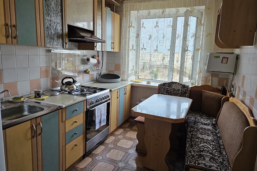 Марина, біля раковини, мила чашки. Її чоловік сидів за кухонним столом і вечеряв. Раптом, на телефон Андрія, пролунав телефонний дзвінок. – О, мама дзвонить, – сказав він, глянувши на екран і підняв слухавку.  – Привіт, мамо, – втомлено сказав Андрій. – Щось сталося? Раїса Вікторівна почала щось активно пояснювати сину. Андрій мовчки слухав матір і лише зрідка поглядав на дружину. Динамік на телефоні чоловіка був доволі гучний, і Марина, краєм вуха, почала вловлювати слова, які говорить свекруха. Марина прислухалася до розмови Раїси Вікторівни і… ахнула від почутого