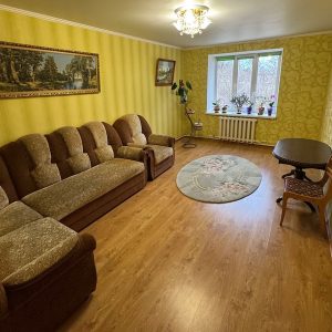Марина з Олегом закохалися. Коли вона раптово занедужала чоловік доглядав її в лікарні, а потім привіз до себе додому і вже виходжував Марину там… Якось вночі Марина прокинулася від дивного галасу. Вона обережно встала, вийшла у вітальню і побачила Олега за комп’ютером. Він щось швидко друкував. На екрані миготіли якісь цифри і графіки. – Що ти робиш? – здивувалася Марина. Олег різко обернувся. Його обличчя було незадоволеним і зляканим. – Ти навіщо встала, тобі ще не можна, йди спати! – сказав він. Марина була вражена. Вона ніколи не бачила Олега таким! Жінка не розуміла, що відбувається