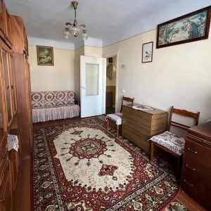 Ірина збиралася лягати спати, як раптом пролунав телефонний дзвінок. Дзвонила сусідка метрі. – Ірино, з мамою біда, я викликала їй швидку. Приїжджай швидше, – попросила тітка Оля. Ірина швидко зібралася і поїхала до матері. Донька приїхала якраз, коли швидка залишала квартиру матері. Ірина зайшла в кімнату до мами, трохи посиділа з нею, дочекалася поки вона засне. Потім, Іра вийшла на кухню, щоб випити кави. Раптом, на кухонному столі жінка помітила якусь папку з документами. – А це ще, що таке? – здивувалася вона. Ірина взяла папку, відкрила її, переглянула документи і…ахнула від побаченого 