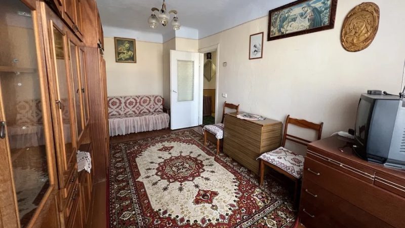 Ірина збиралася лягати спати, як раптом пролунав телефонний дзвінок. Дзвонила сусідка метрі. – Ірино, з мамою біда, я викликала їй швидку. Приїжджай швидше, – попросила тітка Оля. Ірина швидко зібралася і поїхала до матері. Донька приїхала якраз, коли швидка залишала квартиру матері. Ірина зайшла в кімнату до мами, трохи посиділа з нею, дочекалася поки вона засне. Потім, Іра вийшла на кухню, щоб випити кави. Раптом, на кухонному столі жінка помітила якусь папку з документами. – А це ще, що таке? – здивувалася вона. Ірина взяла папку, відкрила її, переглянула документи і…ахнула від побаченого 