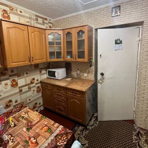 Катя закінчувала з обідом, коли пролунав дзвінок у двері. Витираючи руки об фартух, вона пішла відчиняти. На порозі стояла засмучена сусідка Таня. Її заплакані очі були сповнені хвилювання, розпачу та якоїсь дитячої безпорадності. – Таню, що сталося? – захвилювалася Катя, здивовано дивлячись на сусідку. – Це кінець… Всьому кінець, – тихо відповіла сусідка. – Ти про що? – не зрозуміла Катя. – Мій чоловік…Ти не уявляєш, що він надумав робити, – сказала Тетяна, важко зітхнула, зібралася з думками і все виклала сусідці. Катя вислухала її і… аж рота відкрила від почутого