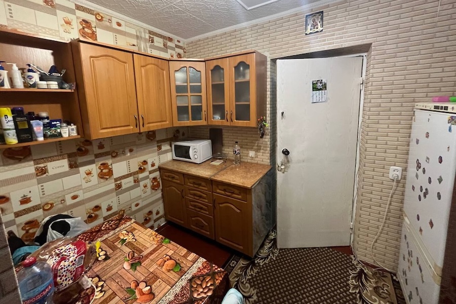 Катя закінчувала з обідом, коли пролунав дзвінок у двері. Витираючи руки об фартух, вона пішла відчиняти. На порозі стояла засмучена сусідка Таня. Її заплакані очі були сповнені хвилювання, розпачу та якоїсь дитячої безпорадності. – Таню, що сталося? – захвилювалася Катя, здивовано дивлячись на сусідку. – Це кінець… Всьому кінець, – тихо відповіла сусідка. – Ти про що? – не зрозуміла Катя. – Мій чоловік…Ти не уявляєш, що він надумав робити, – сказала Тетяна, важко зітхнула, зібралася з думками і все виклала сусідці. Катя вислухала її і… аж рота відкрила від почутого