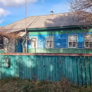 Ніна мила посуд після застілля. У її матері було день народження. – Гарно посиділи, – сказала мама, допиваючи чай. – Так, непогано, – усміхнулася донька. – Я піду трохи полежу, щось втомилася за сьогодні, – додала жінка і вийшла з кухні. А Ніна продовжила мити посуд. Раптом, пролунав сигнал телефону, сповіщаючи, що прийшло повідомлення. Ніна озирнулася, і побачила на столі телефон матері. Жінка витерла руки об рушник, взяла телефон мами, відкрила повідомлення. Ніна швидко прочитала його і остовпіла від прочитаного