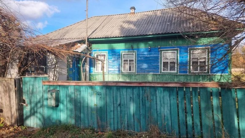 Ніна мила посуд після застілля. У її матері було день народження. – Гарно посиділи, – сказала мама, допиваючи чай. – Так, непогано, – усміхнулася донька. – Я піду трохи полежу, щось втомилася за сьогодні, – додала жінка і вийшла з кухні. А Ніна продовжила мити посуд. Раптом, пролунав сигнал телефону, сповіщаючи, що прийшло повідомлення. Ніна озирнулася, і побачила на столі телефон матері. Жінка витерла руки об рушник, взяла телефон мами, відкрила повідомлення. Ніна швидко прочитала його і остовпіла від прочитаного