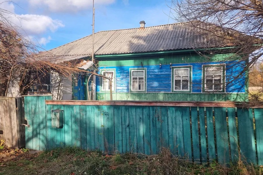 Ніна мила посуд після застілля. У її матері було день народження. – Гарно посиділи, – сказала мама, допиваючи чай. – Так, непогано, – усміхнулася донька. – Я піду трохи полежу, щось втомилася за сьогодні, – додала жінка і вийшла з кухні. А Ніна продовжила мити посуд. Раптом, пролунав сигнал телефону, сповіщаючи, що прийшло повідомлення. Ніна озирнулася, і побачила на столі телефон матері. Жінка витерла руки об рушник, взяла телефон мами, відкрила повідомлення. Ніна швидко прочитала його і остовпіла від прочитаного