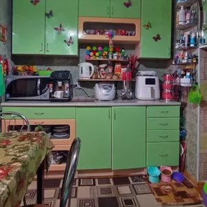 Марина з Віктором вечеряли на кухні. – Марино, ти не проти, якщо завтра до нас у гості, мама прийде, – запитав чоловік. – Звісно, нехай приходить, – відповіла Марина. – Чудово, тоді я зараз їй подзвоню, – усміхнувся Віктор. Чоловік взяв телефон і набрав номер Валентини Сергіївни. – Мамо, привіт! Ми з Мариною запрошуємо тебе до себе в гості! – весело промовив Віктор, як тільки мама підняла слухавку. – Вибач, але я до вас не прийду! Взагалі ніколи! – несподівано заявила Валентина Сергіївна. – Мамо, що ти таке кажеш? Чому? – здивовано запитав Віктор у матері, не розуміючи, що відбувається