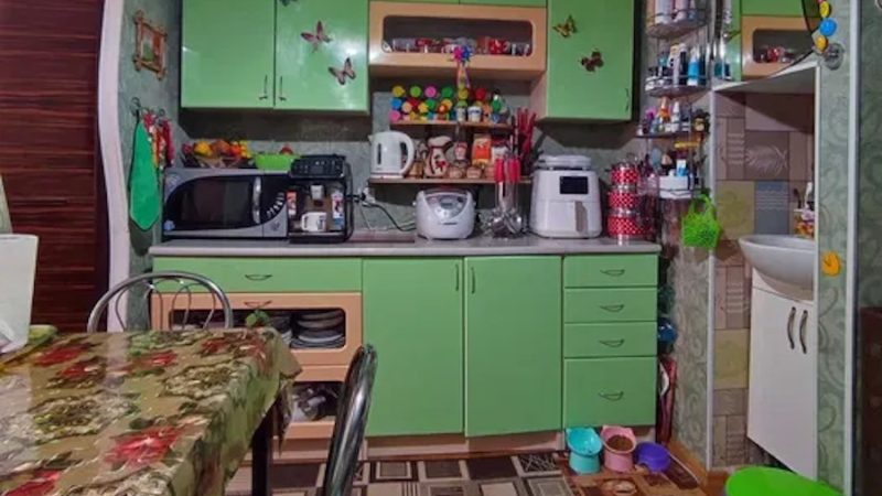 Марина з Віктором вечеряли на кухні. – Марино, ти не проти, якщо завтра до нас у гості, мама прийде, – запитав чоловік. – Звісно, нехай приходить, – відповіла Марина. – Чудово, тоді я зараз їй подзвоню, – усміхнувся Віктор. Чоловік взяв телефон і набрав номер Валентини Сергіївни. – Мамо, привіт! Ми з Мариною запрошуємо тебе до себе в гості! – весело промовив Віктор, як тільки мама підняла слухавку. – Вибач, але я до вас не прийду! Взагалі ніколи! – несподівано заявила Валентина Сергіївна. – Мамо, що ти таке кажеш? Чому? – здивовано запитав Віктор у матері, не розуміючи, що відбувається