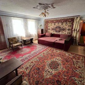Марина вирішила подзвонити до свекрухи, поговорити, чи зможе вона посидіти декілька днів з внуками. Жінка набрала номер Лідії Іванівни, і за секунду почула у слухавці голос свекрухи. – Доброго вечора, Лідія Іванівно, – сказала Марина. – Я до вас у справі! – Привіт, Марино. У якій ще справі? – поцікавилася свекруха. – Ви б могли взяти до себе Ганнусю та Діму на декілька днів? – запитала невістка. – Можу звісно. Навіть буду рада. Але є одна умова, – раптом сказала Лідія Іванівна. – Умова? Яка ще умова? – здивувалася невістка. Але Марина навіть уявити не могла, яку «умову» висуне свекруха