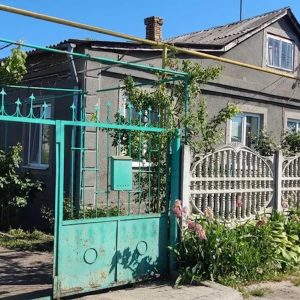 Поліна з Андрієм приїхали в гості до свекрів. Крім них, батьки запросили старшу сестру Андрія Аліну та її чоловіка Микиту. Свекруха накрила стіл, трохи посиділи, перекусили. – А тепер поговоримо про справи! – раптом оголосив свекор. – Ось Андрію, все як ти і просив! Чоловік підвівся з-за столу, взяв з тумбочки якусь папку і вручив її сину. Андрій взяв у батька цю папку і почав уважно її вивчати. Поліна краєм ока побачила, що там якісь документи. Поліна придивилася до них уважніше і застигла від побаченого