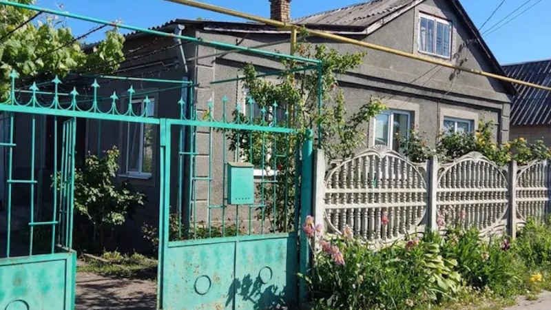 Поліна з Андрієм приїхали в гості до свекрів. Крім них, батьки запросили старшу сестру Андрія Аліну та її чоловіка Микиту. Свекруха накрила стіл, трохи посиділи, перекусили. – А тепер поговоримо про справи! – раптом оголосив свекор. – Ось Андрію, все як ти і просив! Чоловік підвівся з-за столу, взяв з тумбочки якусь папку і вручив її сину. Андрій взяв у батька цю папку і почав уважно її вивчати. Поліна краєм ока побачила, що там якісь документи. Поліна придивилася до них уважніше і застигла від побаченого