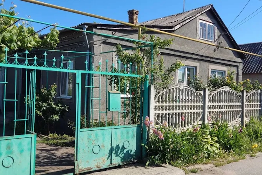 Поліна з Андрієм приїхали в гості до свекрів. Крім них, батьки запросили старшу сестру Андрія Аліну та її чоловіка Микиту. Свекруха накрила стіл, трохи посиділи, перекусили. – А тепер поговоримо про справи! – раптом оголосив свекор. – Ось Андрію, все як ти і просив! Чоловік підвівся з-за столу, взяв з тумбочки якусь папку і вручив її сину. Андрій взяв у батька цю папку і почав уважно її вивчати. Поліна краєм ока побачила, що там якісь документи. Поліна придивилася до них уважніше і застигла від побаченого