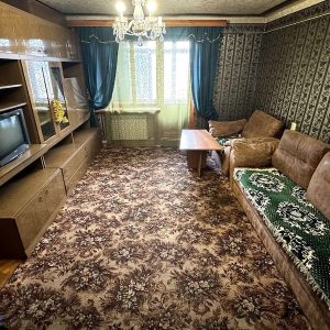 Рита та Ігор лягли спати пізно – дивилися фільм по телевізору. Ігор вже заснув, Рита спала, але раптом тишу спальні порушив різкий дзвінок. Чоловік прокинувся, нащупав у темряві на тумбочці телефон і здивовано сказав Риті: – Це Ольга – дружина мого друга Сергія. Що там у них вже сталося? – Так, Олю, слухаю тебе! – сказав Ігор, піднявши слухавку. Динамік у телефоні був гучний, тому Рита чула майже кожне слово, що проривалося крізь сльози Ольги. Рита затамували подих, жінка прислухалася до розмови чоловіка та Ольги і…ахнула від почутого