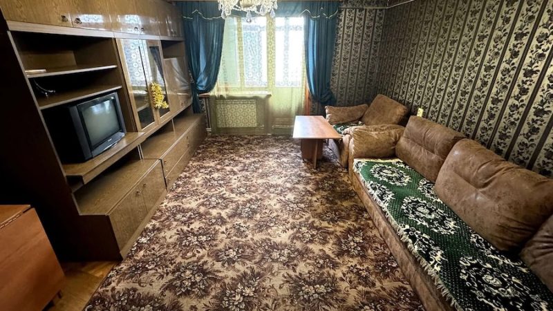 Рита та Ігор лягли спати пізно – дивилися фільм по телевізору. Ігор вже заснув, Рита спала, але раптом тишу спальні порушив різкий дзвінок. Чоловік прокинувся, нащупав у темряві на тумбочці телефон і здивовано сказав Риті: – Це Ольга – дружина мого друга Сергія. Що там у них вже сталося? – Так, Олю, слухаю тебе! – сказав Ігор, піднявши слухавку. Динамік у телефоні був гучний, тому Рита чула майже кожне слово, що проривалося крізь сльози Ольги. Рита затамували подих, жінка прислухалася до розмови чоловіка та Ольги і…ахнула від почутого