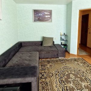Оля приїхала додому. Її сини були в школі, а чоловік Максим на роботі. Жінка швидко прийняла душ, перевдягнулася і поїхала на роботу. – Слухай, як я дивуюся цьому нашому Максимові, – раптом почула Оля. Це тихо шепотілися в кабінеті двоє її колег. – Це ж треба крутити роман прямо під носом в Олі! Добре, коли б вона у нас не працювала, але ж вони тут обоє працюють. – А я вчора застала Максима і його коханку Ірину на стоянці, – сказала друга колега. – Вони сиділи в машині й обіймалися. Оля оторопіла від почутого