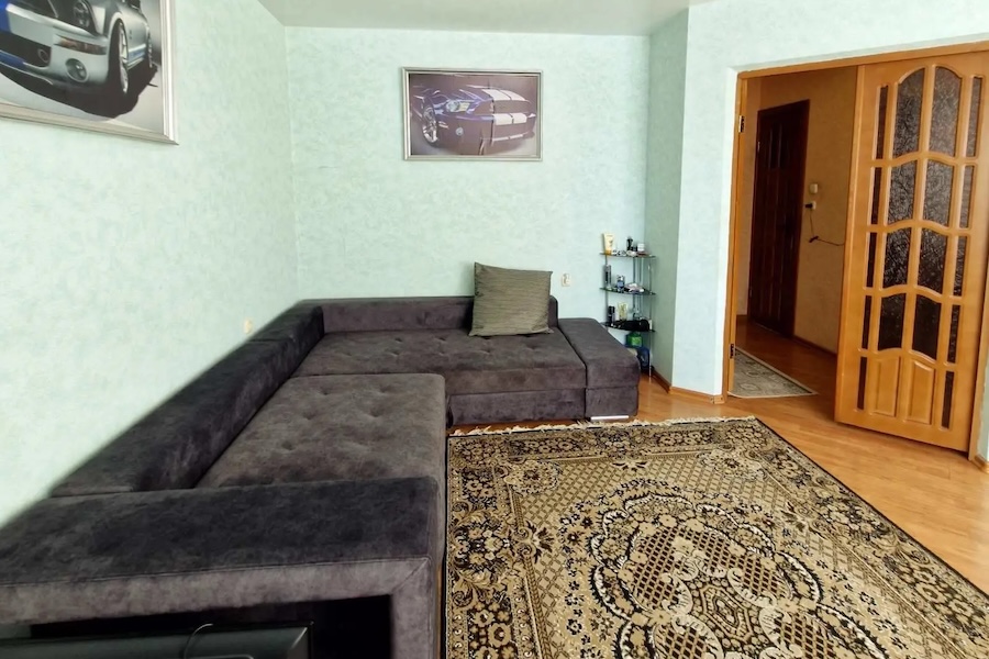 Оля приїхала додому. Її сини були в школі, а чоловік Максим на роботі. Жінка швидко прийняла душ, перевдягнулася і поїхала на роботу. – Слухай, як я дивуюся цьому нашому Максимові, – раптом почула Оля. Це тихо шепотілися в кабінеті двоє її колег. – Це ж треба крутити роман прямо під носом в Олі! Добре, коли б вона у нас не працювала, але ж вони тут обоє працюють. – А я вчора застала Максима і його коханку Ірину на стоянці, – сказала друга колега. – Вони сиділи в машині й обіймалися. Оля оторопіла від почутого