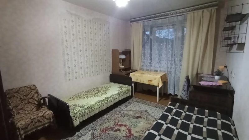 У Тані не стало чоловіка Олексія. Були сороковини. Людей прийшло багато. Були й зовсім незнайомі. Після поминок усі розійшлися, а Таня взялася за прибирання. Сусідка, яка допомагала готувати, теж пішла. Їй треба було забирати дітей з дитячого садка. Зненацька Таня побачила якусь жінку. Вона виходила з кімнати, яка колись належала їхній дочці, а тепер там був робочий кабінет Тані. – У вас чудова квартира! – заявила незнайомка. – А ви хто і чому все ще тут? – запитала Таня. – Гості вже всі розійшлися. – Я Лариса, і я спеціально лишилася! – сказала та. – Ви маєте дещо знати. Скоро все дістанеться мені! Таня застигла від несподіванки