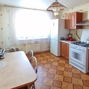 Роман з Ганною одружувалися. Весільні подарунки були розкішні! Батьки молодят про це заздалегідь не домовлялися, але вийшло, що це нерухомість з двох сторін. Батьки Ганни подарували будинок. Вони спеціально будували його для єдиної дочки. Батьки Романа подарували квартиру. Зовсім невелику. Ганна навіть здивувалась, бо Роман там уже жив. Сам Роман теж здивувався. Але мати дві нерухомості на початку сімейного життя – було чудово! Молода сім’я вирішила жити в будинку, а квартиру здавати в оренду. Додатковий дохід ніколи не буде зайвим. Аж тут Роману відкрилася несподівана таємниця