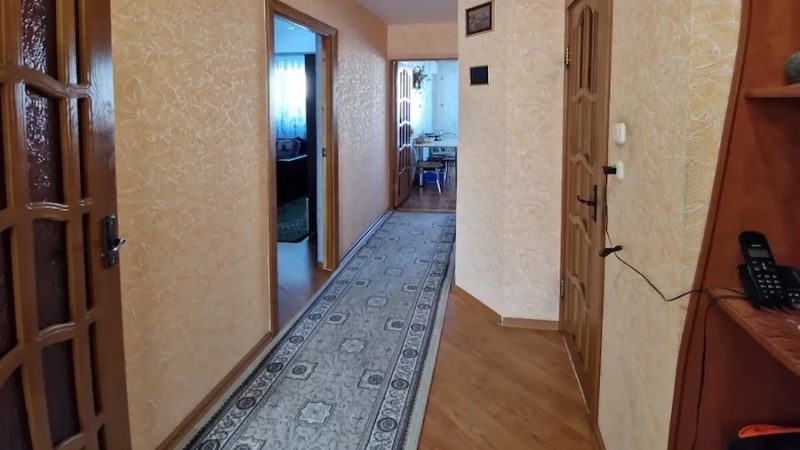 Микола спав, коли його розбудив голос батька. Той повернувся з роботи з якимись пишними квітами, які солодко пахли. А як же ж? У мами Миколи сьогодні день народження і скоро прийдуть гості! Микола підбіг до батька. – Тату! – раптом вигукнув він. – Дядько Петро приходив. Він маму поцілував! Він нехороший і не друг він нам зовсім! Він прийшов сьогодні до мами з трояндами. Викинь ці троянди. Микола стояв між батьками і аж почервонів. – Микольцю, синочку, та це все неправда, не плач, все не так було! – ледь не плакала мати. Вона повернулася до чоловіка. Той застиг від почутого