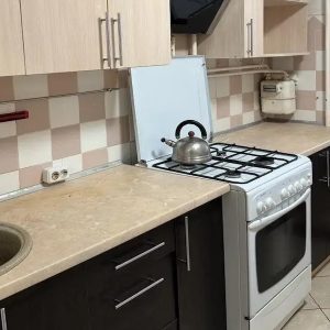 Оля, її мама Тетяна, і бабуся Катерина, сиділи на кухні за столом і вечеряли. – Олю, а ти коли у нас хлопців перестанеш міняти, як рукавички? – запитала раптом звичайним тоном Тетяна. – Я дивлюся, до тебе замість Миколки якийсь Дмитро зачастив… Оля замість того, щоб щось відповісти, тільки хмикнула, і продовжила наминати вечерю. – Ти що, не чуєш?! – продовжила мати. – Цей Дмитро у тебе вже четвертий, здається? Чи п’ятий? Ольга застигла від почутого