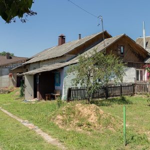 Грицько повернувся у рідне село. І повернувся не сам! А з коханою нареченою Валею… Батьки Грицька зраділи поверненню сина. Вони здивувалися нареченій, але вибір схвалили. А коли батьки дізналися про вагітність Валі, то й з весіллям почали квапити. На весіллі усі дивилися на щасливу пару, а потенційні наречені заздрили й шепотілися… Валентина все робила по-хазяйству. І з дітьми сиділа. В цей час на горизонті зʼявилася Ліда – вона була колись дуже закохана в Грицька. – А ти знаєш, що у нас із Грицьком спільна дитина?! – одного разу сказала Ліда Валі. – Мій син від нього, кохання у нас! Валя застигла від почутого