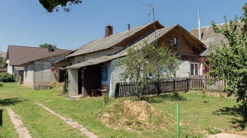 Грицько повернувся у рідне село. І повернувся не сам! А з коханою нареченою Валею… Батьки Грицька зраділи поверненню сина. Вони здивувалися нареченій, але вибір схвалили. А коли батьки дізналися про вагітність Валі, то й з весіллям почали квапити. На весіллі усі дивилися на щасливу пару, а потенційні наречені заздрили й шепотілися… Валентина все робила по-хазяйству. І з дітьми сиділа. В цей час на горизонті зʼявилася Ліда – вона була колись дуже закохана в Грицька. – А ти знаєш, що у нас із Грицьком спільна дитина?! – одного разу сказала Ліда Валі. – Мій син від нього, кохання у нас! Валя застигла від почутого