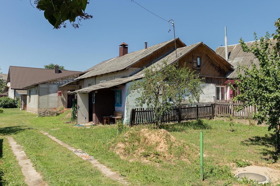 Грицько повернувся у рідне село. І повернувся не сам! А з коханою нареченою Валею… Батьки Грицька зраділи поверненню сина. Вони здивувалися нареченій, але вибір схвалили. А коли батьки дізналися про вагітність Валі, то й з весіллям почали квапити. На весіллі усі дивилися на щасливу пару, а потенційні наречені заздрили й шепотілися… Валентина все робила по-хазяйству. І з дітьми сиділа. В цей час на горизонті зʼявилася Ліда – вона була колись дуже закохана в Грицька. – А ти знаєш, що у нас із Грицьком спільна дитина?! – одного разу сказала Ліда Валі. – Мій син від нього, кохання у нас! Валя застигла від почутого